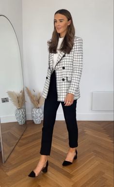 Lawyer Formal Outfit, Professional Outfits Women With Blazer, Business Professional Skirt Suit, 2023 Business Professional Women, Elegant Business Outfit Office Wear, Professional Court Outfits Women, Chic Business Professional, Office Outfits Women Lawyer, Office Outfits Women With Blazer