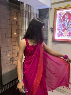 Plain Pink saree with orange border paired with velvet dark pink square neck blouse with minimal golden work. Accesorized the look with a normal watch , Gold chain and pink velvet bangles (to match with blouse) . Also a black bindi can be added . #fashion #saree #pink #orange #sareelove #foryou #indianfashion #desilook #aesthetic #sareestory #infit Plain Saree Aesthetic, Mahendi Dress For Bride Sister, Orange Saree Pink Blouse, Dark Pink Dress Indian, Minimal Saree Look, Dark Pink Saree Contrast Blouse, Pink Saree Outfit, Pink Saree Aesthetic, Pink Orange Saree