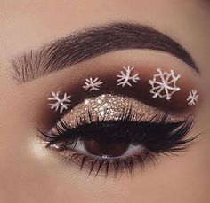 New Years Graphic Eyeliner, Gingerbread Eye Makeup, Holiday Makeup Looks Christmas Classy, Christmas Makeup Looks Easy, Festival Eye Makeup, Merry Chrysler, Holiday Eyeshadow, Themed Makeup