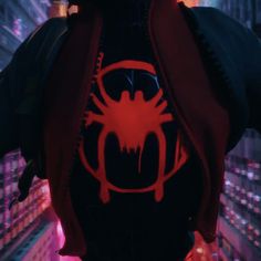 the spider - man logo is seen in this scene from the movie, into the spider - man