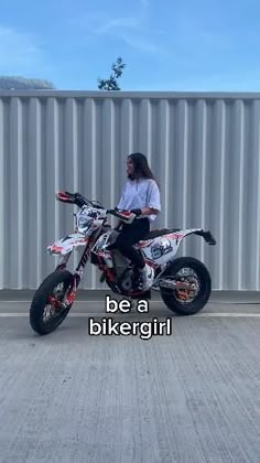 Dirt Bike Style, Types Of Dirt Bikes, Cross Bike, Dirt Bike Riding, How To Ride A Dirt Bike, Cross Motor, Dirtbike Aesthetic, Dirt Bike Aesthetic, Biker Women