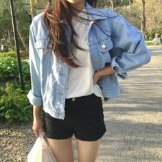 @sienazhang White Shorts Outfits, Spring Korean Fashion, Looks Jeans, Style Japonais