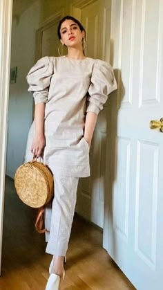 Linen Kurti Design, Linen Clothes Boho, Jeans Casual Outfit, Kurti Sleeves Design, Latest Blouse Designs Pattern, New Kurti Designs, Classy Suits, Latest Dress Design, Simple Kurta Designs