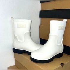 Information Ugg New In Box Size 11 Sku 9883299 Style Your Look In The Comfortable And Classy Design Of The Ugg Droplet Mid Boots With Mixed Media Upper And Plush Lining For A Super Soft Feel On Every Step. Fleece, Synthetic, Textile, And Neoprene Upper. 10mm Curly Uggplush 60% Upcycled Wool, 40% Tencel Lyocell Lining And Eva Footbed. Pull-On Style. Round Toe Construction. Ankle-Length Silhouette. Rubber Outsole. Imported White Waterproof Winter Boots, Trendy White Waterproof Boots, Casual White Waterproof Boots, Trendy White Boots For Outdoor, Trendy White Outdoor Boots, Women Uggs, Winter Boots White, Ugg Shoes Women, Classy Design