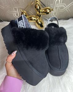 Fluffy Shoes, Pretty Sneakers, Pretty Shoes Sneakers, Christmas Break, Slippers Cozy, Swag Shoes, Cute Everyday Outfits, Pretty Shoes, Dream Shoes