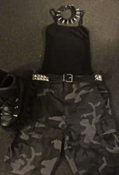 Punk Goth Outfits 2000s, Emo Camo Outfits, Camo Goth Outfits, Camo Pants Metalhead, Mall Punk Outfits, Alternative Shorts Outfits, Metalhead Goth Outfit, Summer Mall Goth Outfits, Mall Goth Inspo Outfits