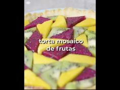 there is a pie with fruit on it and the words torta mosaico de frutas