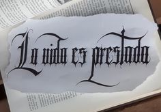 a piece of paper with the words la grande des prend written in black ink