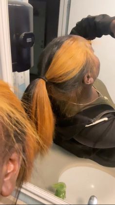 Ginger skunk stripe Copper Hair Skunk Stripe, White Hair Dye On Black Women, Skunk Strip And Peekaboo, Skunk Stripe With Peekaboo, Colors To Dye Your Hair Brown Skin, Skunk Stripe Half Up Half Down, Skunk Stripe Colors, Ginger Hair Dark Skin Women, Honey Blonde Hair Skunk Stripe