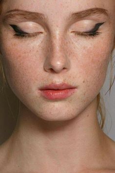 That eyeliner Makeup Runway, Eyeliner Glitter, Eyeliner Hacks, Brown Eyeliner, Minimal Makeup, Easy Makeup, Makeup Hacks, Eyes Closed