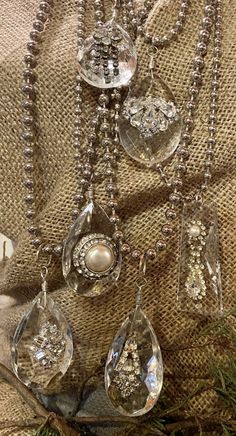 Chandelier Jewelry, Vintage Assemblage Necklace, Old Jewelry Crafts, Altered Art Jewelry, Assemblage Earrings, Upcycled Vintage Jewelry, Jewelry 2023, Vintage Jewelry Crafts, Chandelier Crystal