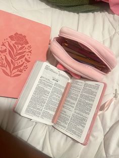 Godly Woman Aesthetic, Woman Of God Aesthetic, Pink Christian, Cute Bibles, Jesus Girl, Get Closer To God