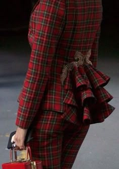 Christmas Outfit Ideas, Best Winter Outfits, Vestidos Vintage, Public Transportation, Christmas Outfits, Plaid Fashion, Midi Skirts, Bucket Hats