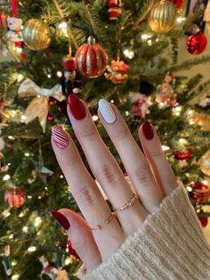 Christmas Nail Designs Easy, Nail Art Noel, Candy Cane Nails, December Nails, Christmas Nails Easy, Colorful Nails