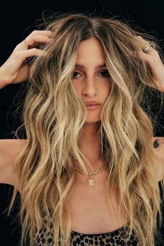 Messy Beach Tiers Beachy Long Hair, Messy Waves Hair, Beach Girl Hair, Beach Waves Long Hair, Messy Beach Hair, Layered Hair Ideas, Long Summer Hair, Messy Hair Look, Vegas Hair