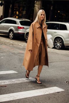 Brown Trenchcoat, Trenchcoat Style, Linda Tol, Fashion Week Trends, Blogger Street Style, Jeanne Damas, Shades Of Beige, Colour Beige