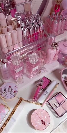 Profumo Victoria Secret, Koleksi Makeup, Penyimpanan Makeup, Makeup Bag Essentials, Pink Cosmetics, Fancy Makeup, Dior Makeup, Pink Girly Things, Makeup Obsession