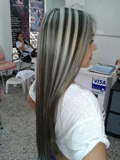 Mechas Platinadas: fotos, ideas, paso a paso cómo hacerlas – De Peinados Platinum Silver Hair Highlights, Platinum Silver Hair, Biolage Hair, Silver Hair Highlights, Platinum Hair Color, Fotos Ideas, Multicolored Hair, Gray Hair Highlights, Platinum Hair