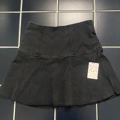 This Stretchy Jean Skirt Is Perfect To Dress Up Or Down! Size 6 Black Black Skirted Skort With Pockets, Fitted Black Tennis Skirt With Pockets, Trendy Black Mini Hem Skort, Black Fitted Tennis Skirt With Pockets, Casual Black Flared Tennis Skirt, Trendy Black Mini Skort, Casual Black Mini Hem Skort, Casual Black Mini Length Tennis Skirt, Black Mini Length Casual Tennis Skirt