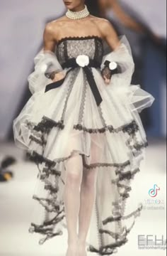 90s Runway Fashion, Runway Fashion Couture, Mode Chanel, Runway Outfits, Chanel Couture, Mode Vintage, Fancy Dresses, A Dress, Couture Fashion