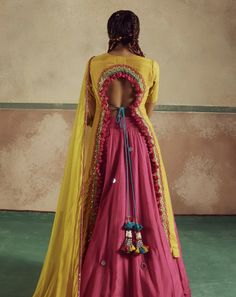 Kurta And Lehenga, Indian Outfits Modern, Yellow Kurta, Stylish Kurtis Design, Indian Outfits Lehenga, Fashionable Saree Blouse Designs, Gaun Fashion, Indian Dresses Traditional