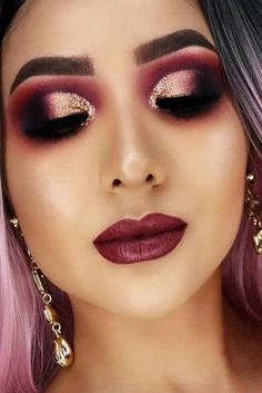 Cute Colorful Eye Makeup Ideas for Women 15 Makeup Cantik, Make Up Designs, Christmas Makeup Look, Best Makeup Tips, Colorful Eye Makeup, Trendy Makeup, Holiday Makeup, Festival Makeup