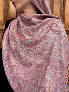 Our Rosey Blush paisley pashmina scarf. The delicate paisley design adds a timeless charm to your hijab style, enhancing your look with grace and sophistication. Order now to elevate your modest fashion game! #AhuiIstanbul #hijabstyle #modestfashion #pashmina #elegance Pashima Scarf Outfit, Pashmina Scarf Outfit, Pashmina Aesthetic, Hijab Scarf Design, Pashima Scarf, Pattern Hijab, Shawls Design, Hippie Scarf, Rosy Blush