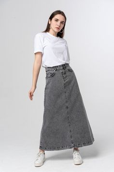 ◆ EXPRESS shipping worldwide - wear your beautiful piece within a few days! ◆ CAN BE CUSTOMIZED FOR LENGTH. PLEASE INCLUDE A NOTE WITH YOUR ORDER FOR THE CUSTOM LENGTH YOU WANT. ◆ Perfect denim skirt for anytime of the year, any occasion. ◆ Gray ◆ Soft denim fabric ◆ Has pockets in the front and back ◆ Low waist ◆ Bell shape SIZING The item comes in US Women's sizes 4-6-8-10-12. Our model is 5' 9'' (175 cm) and is wearing size 4. The skirt length to the hem is 3' 1'' (95 cm). FABRICS & CARE Grey Maxi Skirt Outfit, Grey Denim Skirt, Denim Skirt Outfit Summer, Gray Skirt Outfit, Long Denim Skirt Outfit, Long Grey Skirt, Modest Skirt, Jean Skirt Outfits, Long Jean Skirt