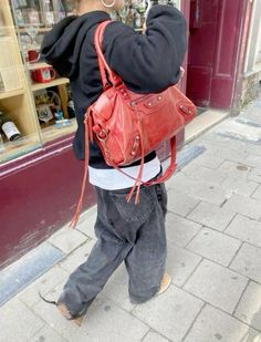 Bags Street Style, Traje Cowgirl, Chica Chola, Rodeo Outfits, Uni Outfits, Autumn Fits, Italy Outfits, Red Handbag