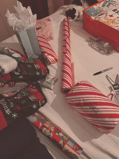 a table topped with lots of different types of wrapping paper and other items on top of it