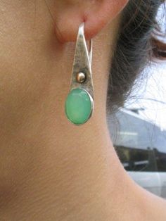 Green Stone Earrings, Earrings Teardrop, Hammered Earrings, Dope Jewelry, Funky Jewelry, Jewelry Lookbook, Earrings Green, Green Earrings, Sea Glass Jewelry