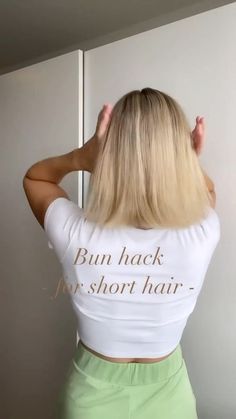 Daily Hair Tutorials 💇‍♀️ | Bun hack for short hair 😍💕 (By @everydayscrunchie )💝 Here you get amazing hair style ideas and learn simple beautiful hair styles… | Instagram Make A Bun With Short Hair, Easy Short Hair Messy Buns, Short Hair Styles Up Easy, Short Hair Up Styles, Messy Bun Short Hair Tutorial, Bun For Short Hair Tutorial, Short Hair Messy Bun Tutorial, Hair Do For Short Hair, Short Hair Bun Tutorial