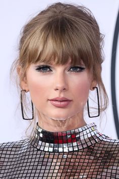 taylor swift's hair and makeup at the american music awards