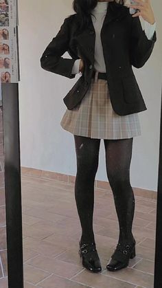 Aesthetic Outfits Girl Vintage, Preppy 1990s Fashion, Aesthetic Nerd Outfit, Dark Academia X Coquette, Private School Outfits Casual, Fall Outfits Old Money Aesthetic, Dark Academia Outfit Long Skirt, Dark Academia Outfit Ideas Women, College Uniform Aesthetic