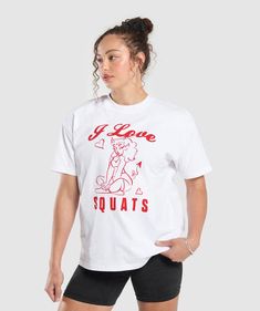 WE LOVE SQUATS 
Show your love for never skipping leg day in these graphic fits. • Classic graphic tee 
SIZE & FIT 
• Regular fit
• Model is 5'8" and wears a size M 
MATERIALS & CARE 
• 100% Cotton
• 180gsm 
SKU: B1C9B-WB57 White Slogan Graphic Tee, White Print Slogan Graphic Tee, White Graphic Gym T-shirt, Gymshark Power T Shirt, Gym T-shirt With Screen Print Short Sleeve, Gym Jacket, Leg Day, Sport Dress, Sweater Tank Top