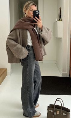 Outfit Ideas Winter Casual Simple, Winter Fashion 2025, Outfits With Light Wash Jeans, Minimal Style Outfits, Mode Shoes, Jeans Outfit Winter, Deadpool And Wolverine, Cold Weather Fashion