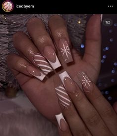 Simple Christmas Nails Long Square, Cute Nails Acrylic Christmas Simple, Winter Nails Square Medium, Christmas Nails Inspiration Short, Christmas Nails Medium Length Square, Medium Square Christmas Nails, Christmas Nails Tapered Square, Christmas Nails Square Medium, Christmas Nail Sets Short