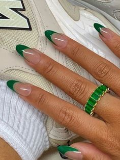 Embrace the enchanting allure of emerald green nails this winter and take your beauty look to the next level of glamor and sophistication! Nail Ideas March, Emerald Green Nails, Green Nail Ideas, Artist Hue, Christmas Diy Ideas, March Crafts, Festive Manicure, St Patricks Day Nails