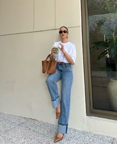 Discover the perfect casual yet elegant summer outfit! Featuring blue straight-leg denim, a basic white T-shirt, and a brown bag with matching heels. This look is effortlessly chic for any summer day. #SummerOutfit #CasualChic #BlueDenim #WhiteTee #ElegantStyle #FashionInspo #OOTD #SummerFashion #ChicLook #StyleInspiration Brown Heels Outfit, White Shirt Outfits, Casual Chic Summer, Effortlessly Chic Outfits, Elegante Casual, Casual Weekend, Outfit Look, Weekend Wear