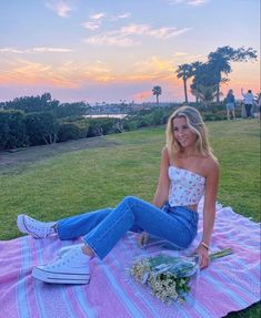 Cute Fits 2023, Insta Pose Ideas Aesthetic, Instagram Dress Picture Ideas, What To Wear With Mom Jeans Summer, Cute Photo Inspo Instagram, Summer Preppy Aesthetic, Easter Outfits With Jeans, Sunset Pic Outfits, Spring Insta Pics