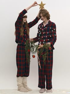 Composition : Cotton twill flannel dyed checkered cotton / 100% cottonColor : REDCountry of Origin : Republic of Korea Matching Couple Pjs Christmas, Christmas Pajamas Aesthetic, Fort Wedding, Pj Ideas, Christmas Fashion Photography, Pyjamas Party, Christmas Poses, Pajamas Aesthetic, Trendy Christmas Outfits