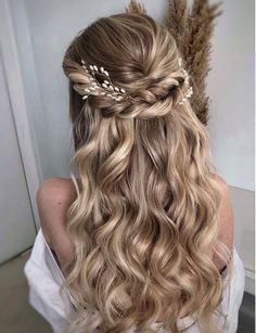 #beautyhacks Long Hair Designs, Curly Prom Hair, Clipin Hair Extensions, Teenage Hairstyles, Half Up Half Down Hair Prom, Hair Color Crazy, Hair Inspo Color, Hair Humor, Hair Transformation