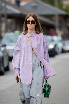 Pink Stripe Shirt Outfit, Oversized Pink Shirt Outfit, Stripped Shirt Women Outfit, Navy Striped Shirt Outfit, Striped Outfits For Women, Blue Stripe Shirt Outfit, Striped Shirt Outfits, Striped Tshirt Outfits, Pink Tshirt Outfit