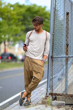 Mdv Style, Lollapalooza Outfit, Street Style Magazine, Mens Photoshoot, Shirts Outfit, Mode Hippie, Mens Photoshoot Poses, Shirt Outfits