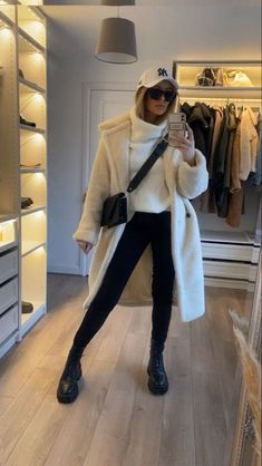 Santa Fe Outfits Winter, A Coat Outfit, New York Autumn Outfit, Winter Style 2023, Very Cold Winter Outfits, Knitwear Ootd, Winter Street Styles, New York Winter Fashion, Knitted Dress Outfit