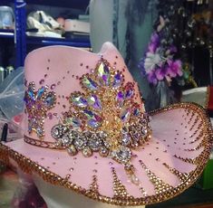 Pink diamond cowboy hat Bejewelled Cowboy Hat, Glam Cowboy Hat, Cowboy Party Hats, Straw Cowboy Hat Aesthetic, Girly Cowboy Hat, Rave Cowboy Hat, Festival Cowboy Hat, Cowboy Hat Inspo Diy, Bling Cowboy Hat