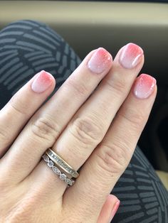 Cute Short Sns Nails, Ombré Dip Nails With Glitter, Hombre Short Nails, Dip Powder Nails Ideas Square, Glitter Ombré Dip Nails, Ombre Sns Nails Short, Short Sns Nails With Tips, Ombré Dipped Nails, Short Ombre Nails Glitter