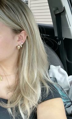 #evryjewels #jewelry #jewelrytrends #jewelrygram #jewelryaesthetic #aesthetic #trending Earring Combo Ideas, Girly Ear Piercings, Blonde Hair Gold Jewelry, Multiple Ear Piercings Aesthetic Gold, Pretty Pierced Ears, Simple Gold Earring Stacks, Blonde With Gold Jewelry, It Girl Earrings, Piercing Stack Gold