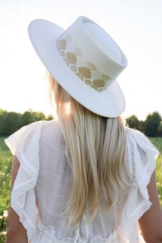 Black Hat Women, White Fedora Hat, White Fedora, Black Fedora Hat, Hippie Lifestyle, Boho Items, Pork Pie Hat, Black Fedora, Boho Hat