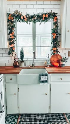 Interior Hallway, Deco Originale, Interior Bathroom, Farmhouse Christmas Decor, Christmas Kitchen, Decor Fall, Christmas Deco, Deck The Halls, Christmas Garland